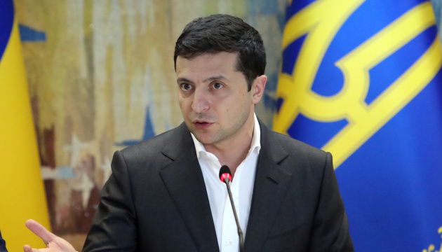 Зеленський: Дозвіл на продаж землі іноземцям винесуть на референдум Зеленський: Дозвіл на продаж землі іноземцям винесуть на референдум