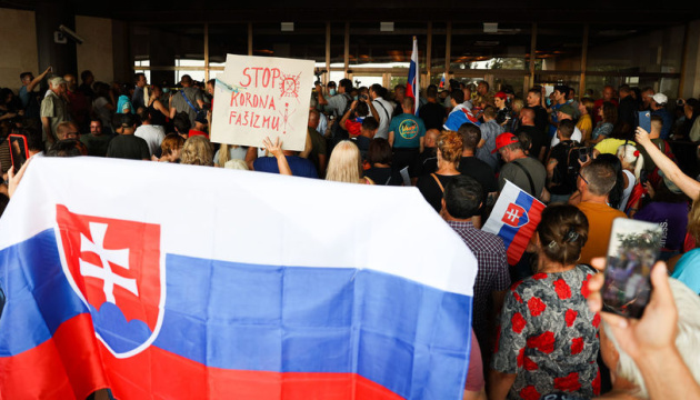 У Словаччині тисячі людей вийшли на вулиці проти проросійських законів Фіцо У Словаччині тисячі людей вийшли на вулиці проти проросійських законів Фіцо