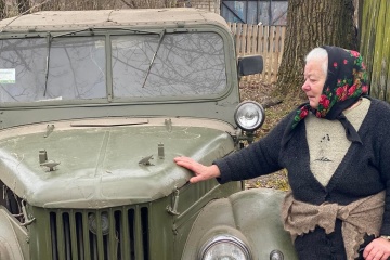 Пенсіонерка з Волині віддала на потреби війська раритетний позашляховик