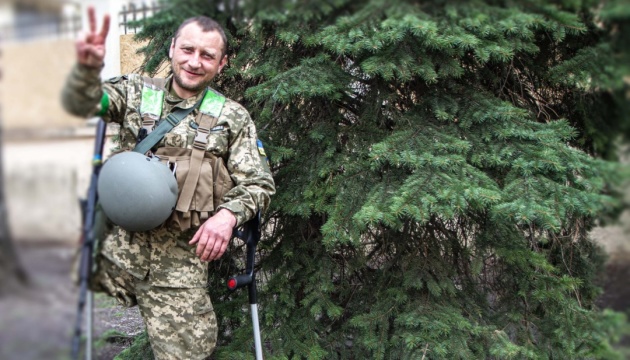 У Харкові тероборонівець керує БМП однією ногою та милицею У Харкові тероборонівець керує БМП однією ногою та милицею