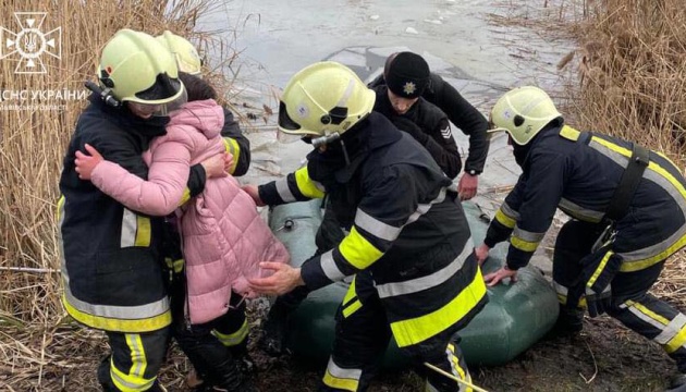 На Львівщині врятували дівчинку, яка провалилася під кригу