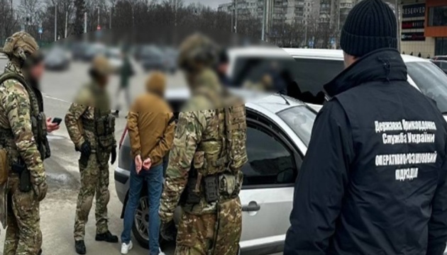 На Сумщині правоохоронці викрили групу торговців зброєю На Сумщині правоохоронці викрили групу торговців зброєю