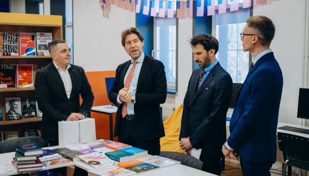 Посольство Італії передало Маріупольському університету в Києві книжки та навчальні матеріали Посольство Італії передало Маріупольському університету в Києві книжки та навчальні матеріали