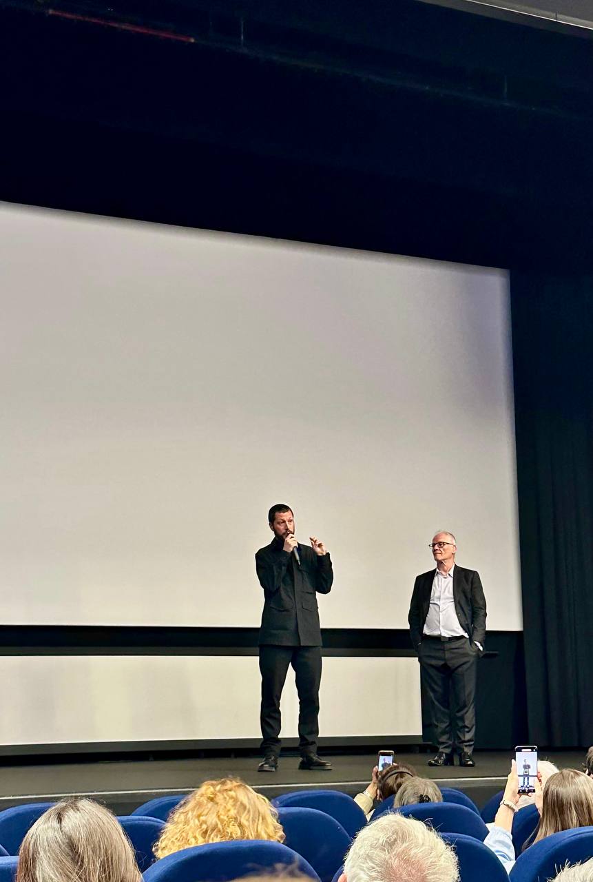 На фото: Мстислав Чернов під час виступу, Держкіно На фото: Мстислав Чернов під час виступу, Держкіно