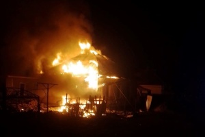На Полтавщині через падіння уламків ворожого БПЛА пошкоджені будівлі, виникла пожежа