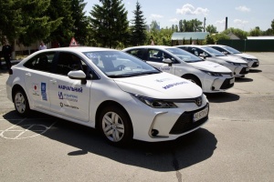 Міжнародні партнери передали безбар’єрним автошколам МВС чотири інклюзивні автомобілі