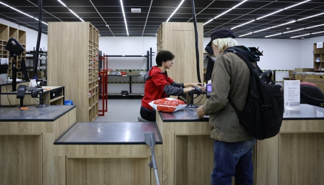 Нова пошта через щоденні атаки закриває єдине відділення у херсонському мікрорайоні Острів Нова пошта через щоденні атаки закриває єдине відділення у херсонському мікрорайоні Острів