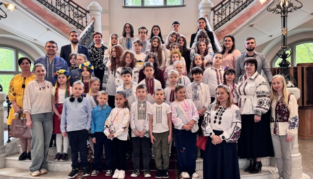 Українські учні та вчителі разом з послом відвідали головний художній музей Латвії Українські учні та вчителі разом з послом відвідали головний художній музей Латвії