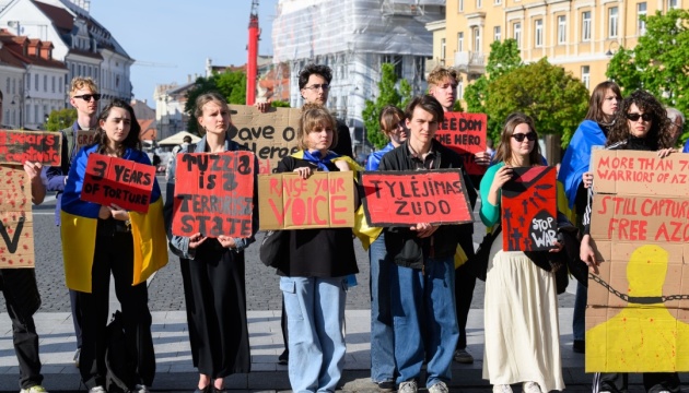 У Вільнюсі відбулася акція на підтримку полонених захисників «Азовсталі» У Вільнюсі відбулася акція на підтримку полонених захисників «Азовсталі»