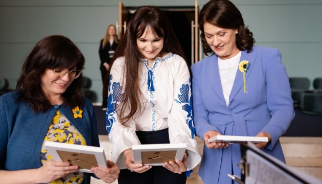 Перша леді Литви завітала на захід до Дня вишиванки у місті Алітус Перша леді Литви завітала на захід до Дня вишиванки у місті Алітус