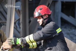 У Чернігові з-під завалів дістали тіло загиблого