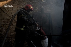 У Києві після масованого обстрілу ще гасять пожежу на Оболоні