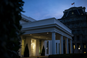Адміністрація Трампа повертає до Ради нацбезпеки звільнених співробітників - Bloomberg